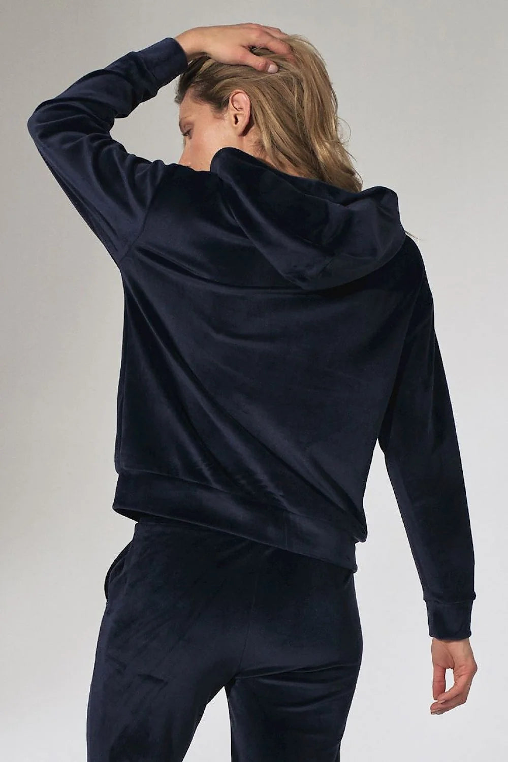 Ensemble loungewear femme velour rose doux coupe ample confortable style décontracté cocooning moderne élégant