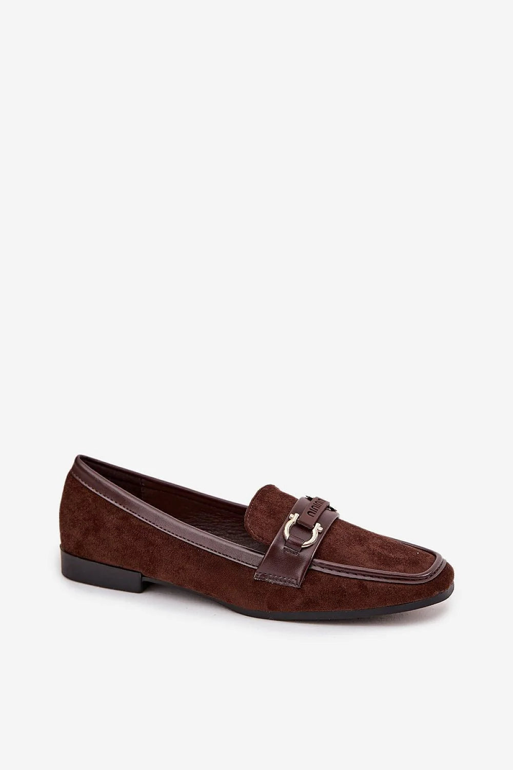 mocassin femme daim brun foncé bout carré bande décorative cuir chocolat mors métallique doré slipon talon bas semelle antidérapante confortable