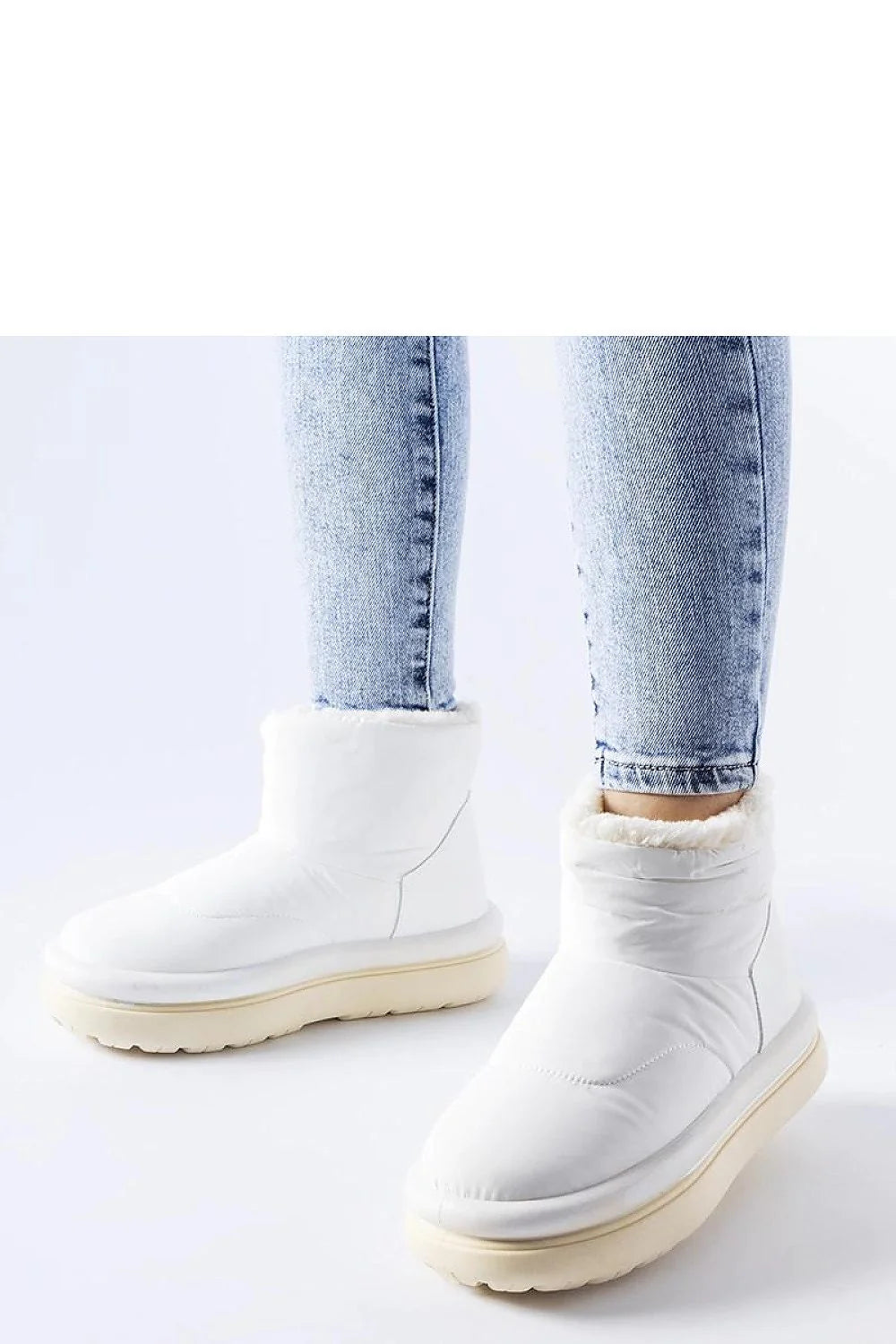 Bottines pour femme moderne design minimaliste couleur blanche style matelassé coupe ajustée cheville mi-hauteur semelle plateforme caoutchouc faux fourrure intérieur confortable durabilité