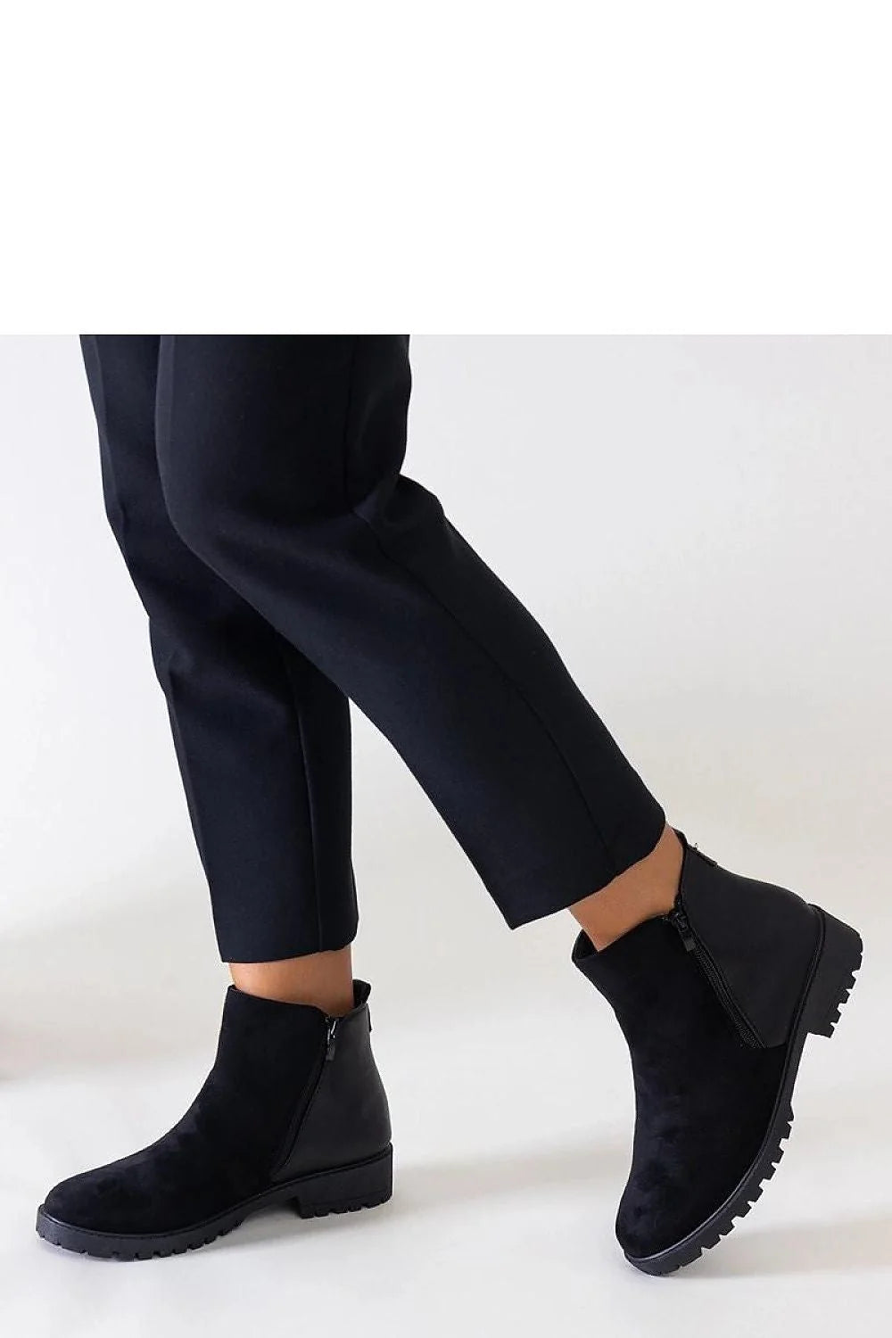 bottines plateforme daim noir femme Chelsea ajustée cheville cuir lisse zippée semelle crantée antidérapante talon plat urbain polyvalent sophistiquée confortable
