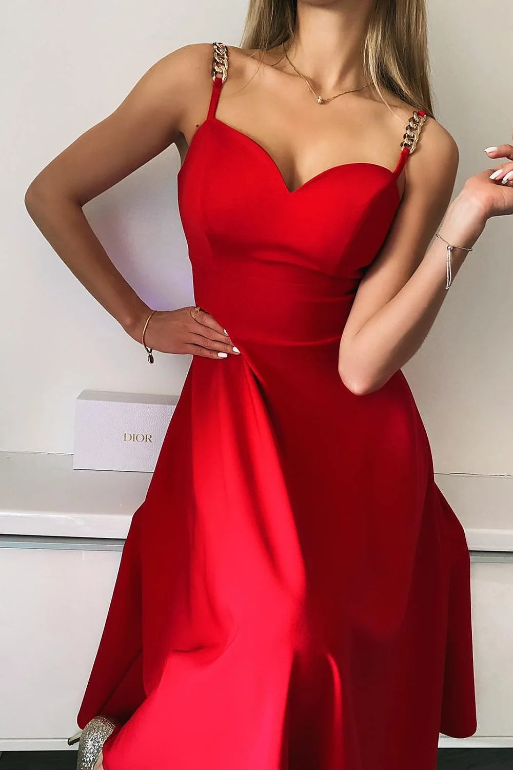 Robe de soirée élégante rouge buste ajusté décolleté cœur chaînes dorées jupe évasée genoux femmes occasion spéciale