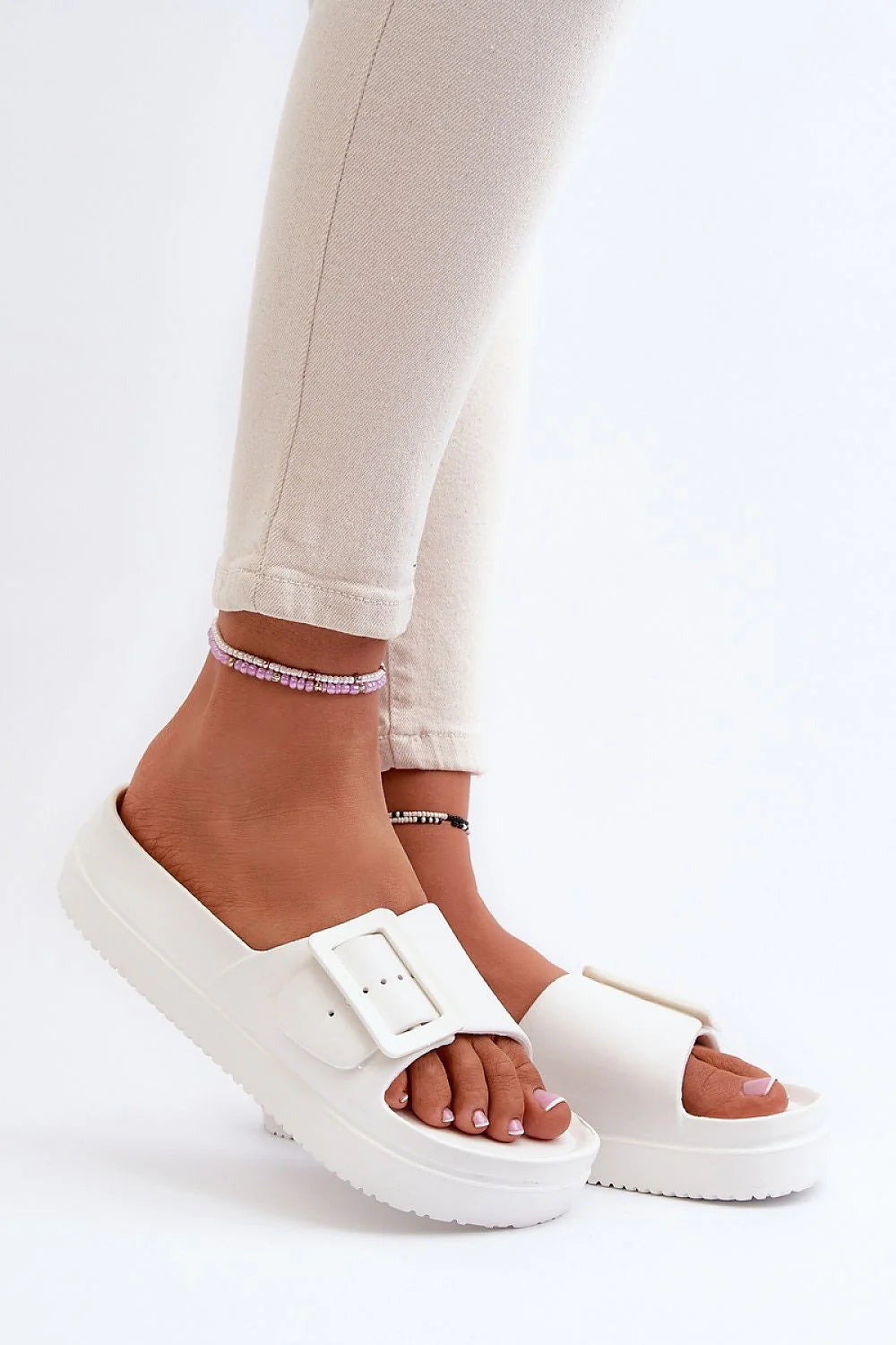 Sandales femmes design moderne épuré confort plateforme 4 cm mousse synthétique blanches occasions estivales ajustables style claquettes