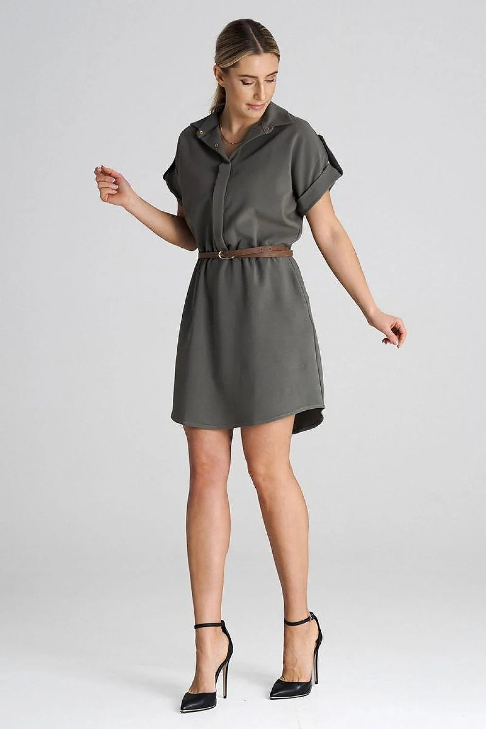 Robe de jour élégante pour femme en tissu fluide, coupe droite, ceinture marron, style casual-smart, coloris gris foncé ou kaki, facile à assortir