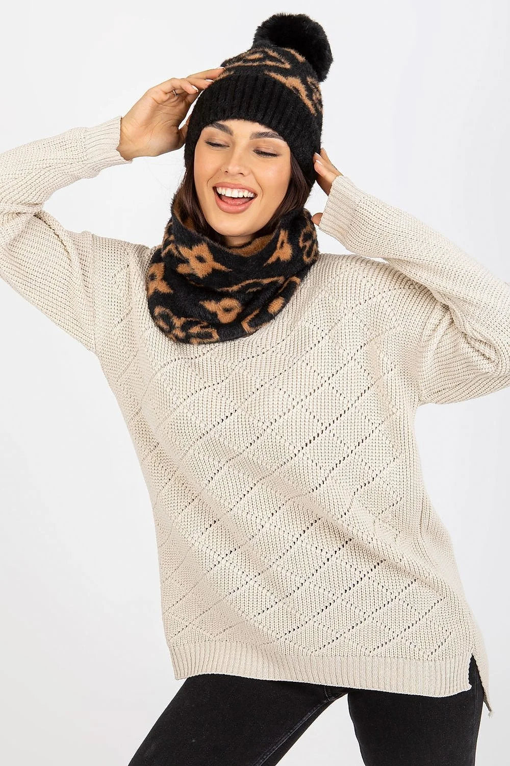 ensemble hivernal femme bonnet pompon snood infini pull tricot motif léopard noir camel côtelé moelleux chaud cosy tendance