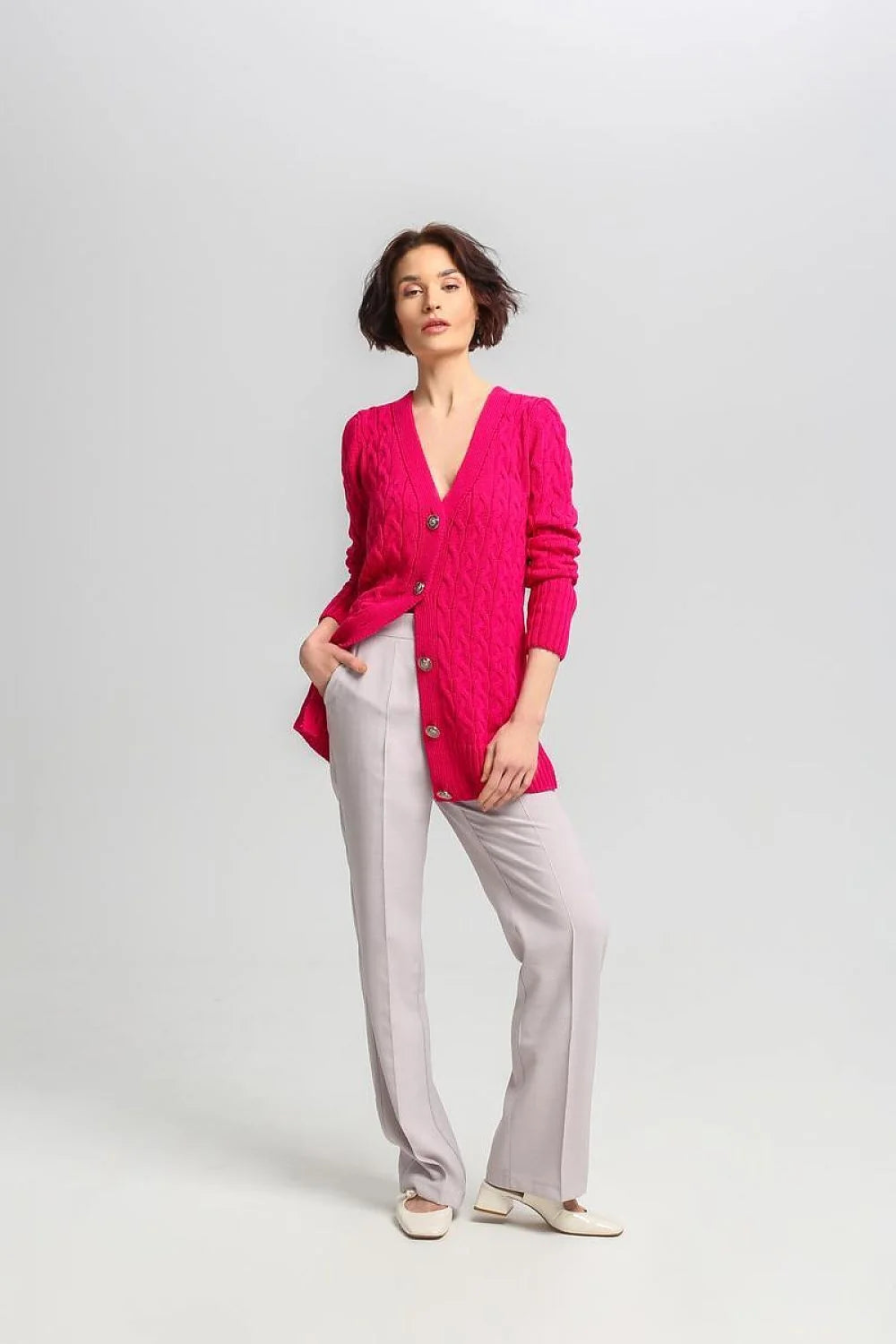 Cardigan MKM élégant long manches longues en tricot acrylique 90% laine 10% motif torsadé fuchsia vif coupe ajustée encolure V boutons métalliques pantalon assorti couleur lilas pâle femme