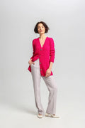 Cardigan MKM élégant long manches longues en tricot acrylique 90% laine 10% motif torsadé fuchsia vif coupe ajustée encolure V boutons métalliques pantalon assorti couleur lilas pâle femme