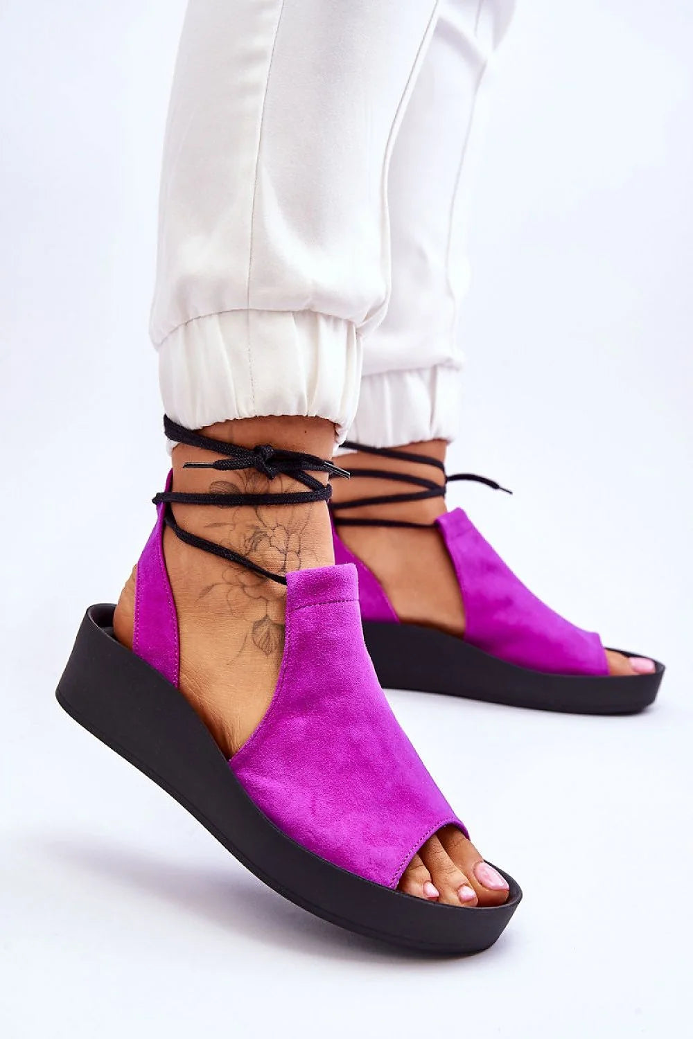 Sandales femmes mode modernes ouvertes cuir daim violet vif talon compensé plateforme lacets noirs été