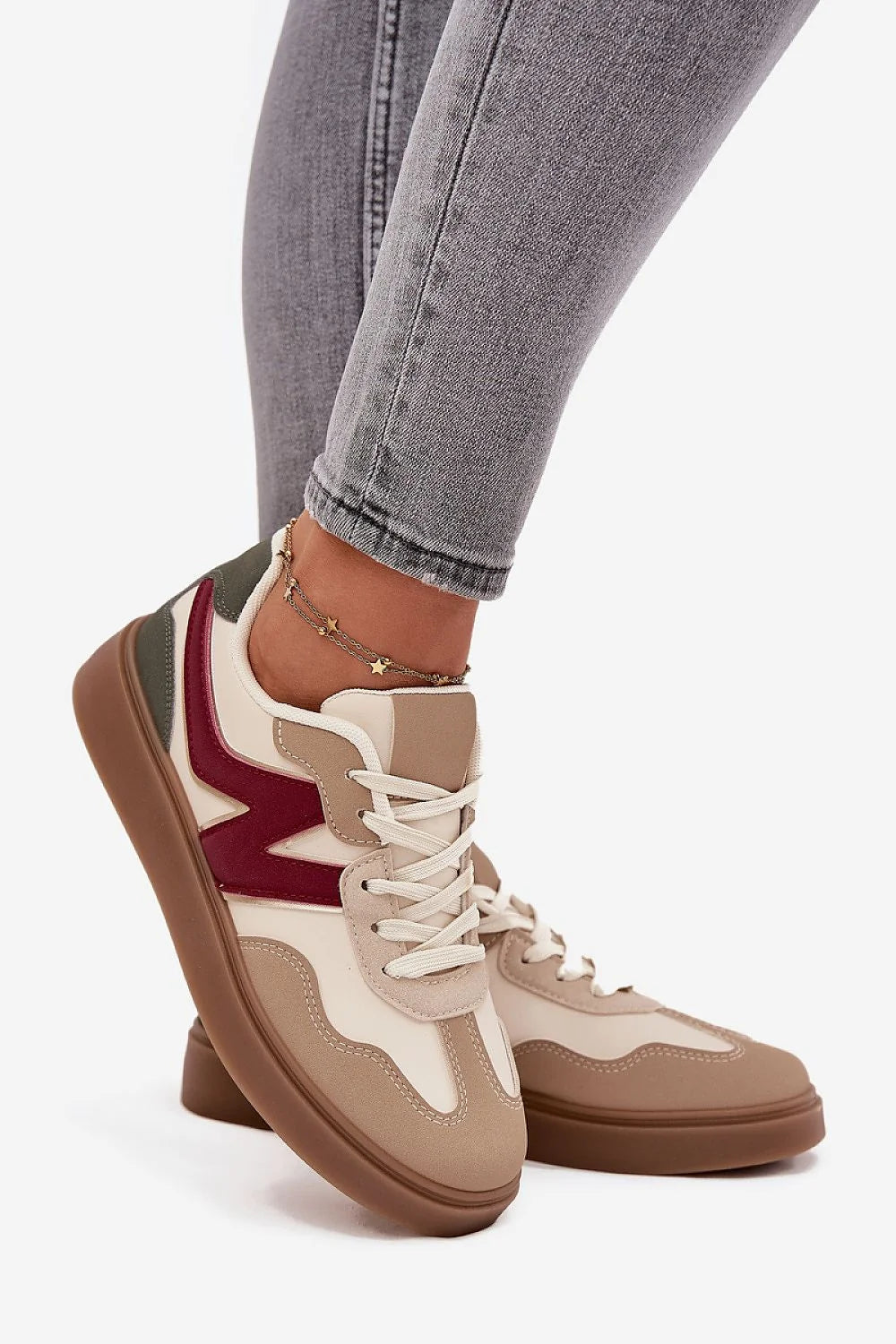 baskets femme similicuir empiècements suédés beige écru onde bordeaux touches kaki semelle gomme marron épaisse coupe basse col rembourré