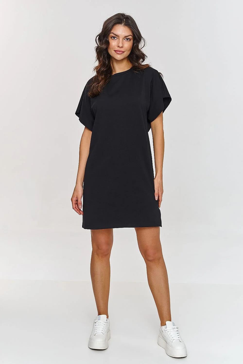 Robe de jour Makadamia en coton chemise minimaliste noire manches courtes col rond coupe ample femmes
