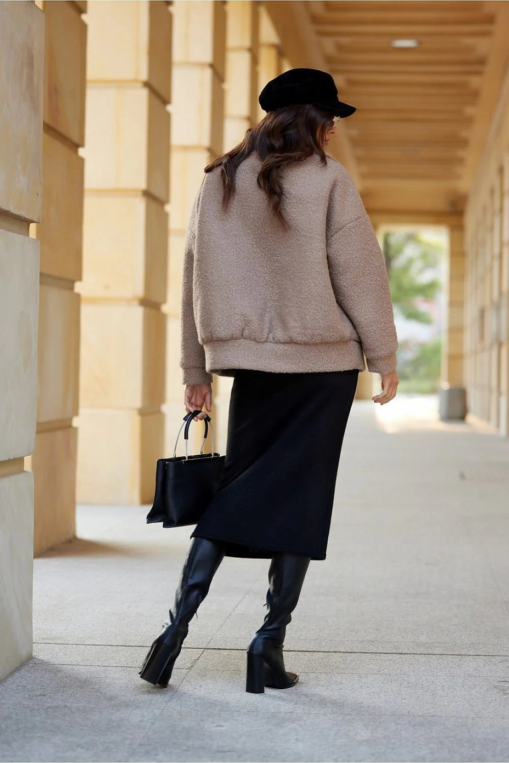 Veste en laine bouclée beige taupe pour femme, style oversize moderne, automne-hiver, coupe élégante, poches à rabat, chaleur et confort garantis