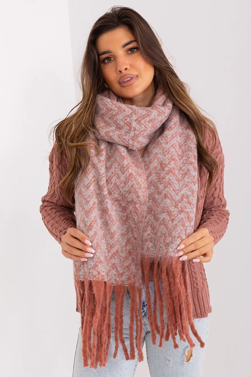 Écharpe tricotée pour femmes, design élégant, motif géométrique rose et blanc, grande taille, franges, matériau doux et chaud, hiver automne, style décontracté chic