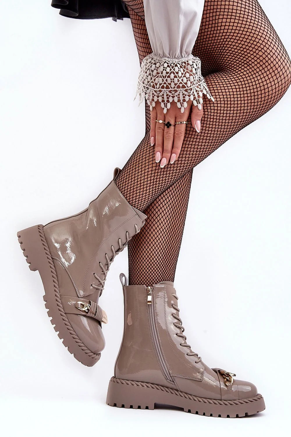 Bottes pour femmes style combat élégant cuir artificiel taupe vernis talon plat plateforme rainures métalliques dorées