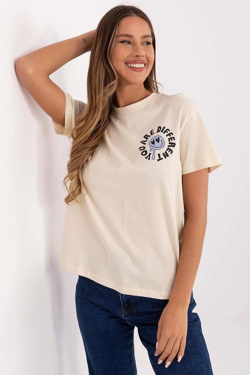 T-shirt femme moderne design unique couleur beige clair motif YOU ARE DIFFERENT graphique visage cœurs col rond manches courtes coupe ample occasion casual