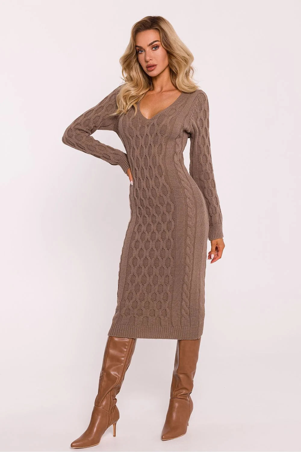 Robe tricotée élégante longueur midi manches longues encolure en V motif torsadé couleur marron taupe fabrication polonaise acrylique nylon femme