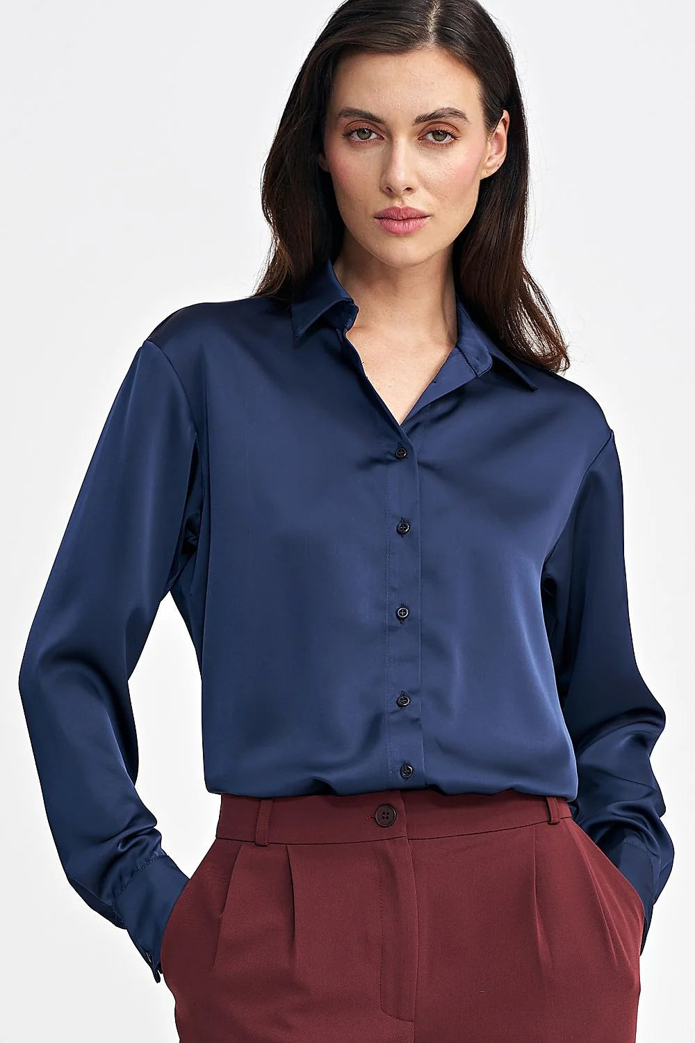 blouse femme satinée soie bleu profond manches longues col pointu boutonnage boutons noirs poignets boutonnés coupe ajustée fluide élégante professionnelle