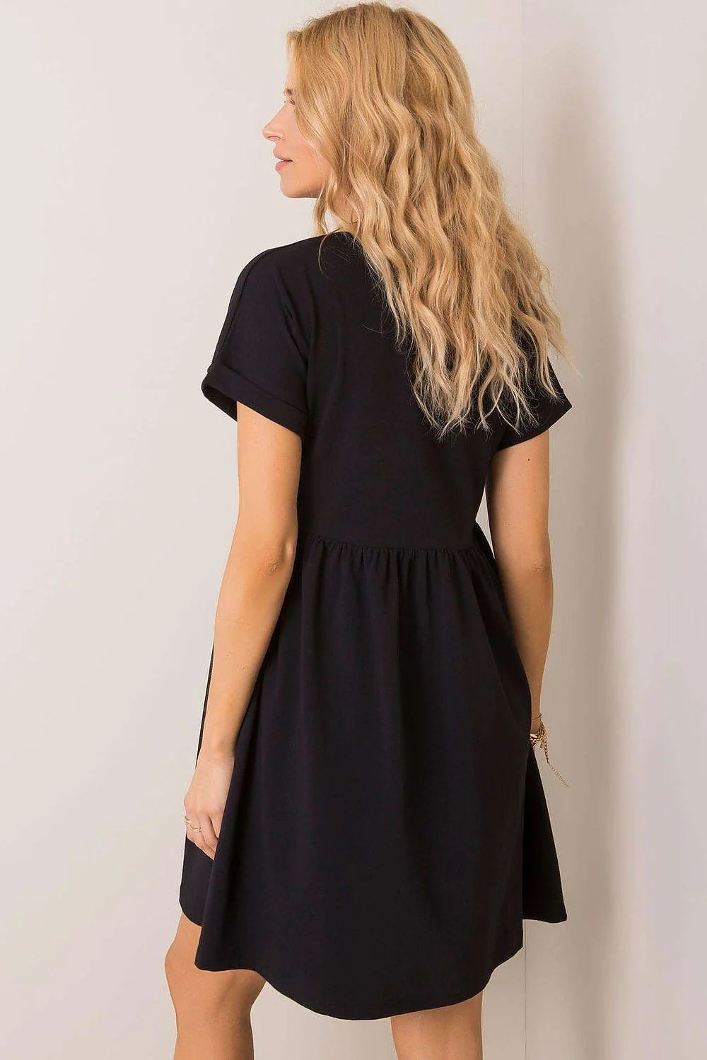 Robe noire élégante pour femme silhouette ajustée manches courtes en coton robe de ville occasion semi-formelle