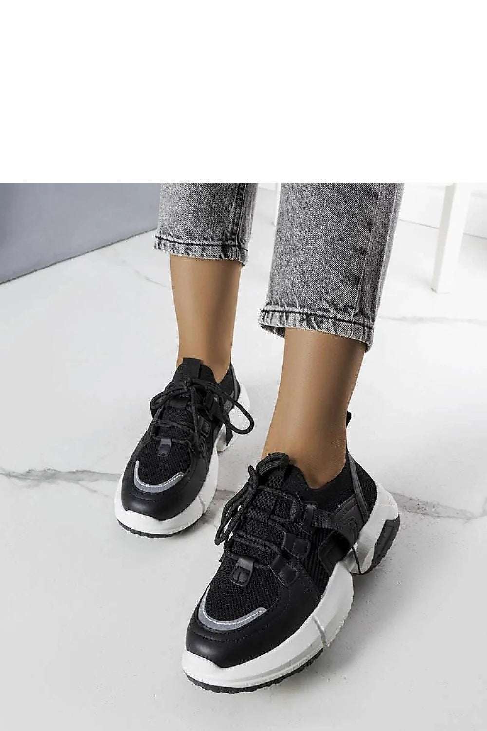 Baskets urbaines modernes pour femmes en cuir synthétique et maille, style sportif et contemporain