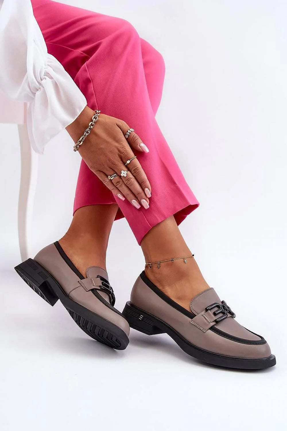 Mocassins pour femmes élégants design moderne cuir naturel beige taupe semelle épaisse talon 3 cm confortable