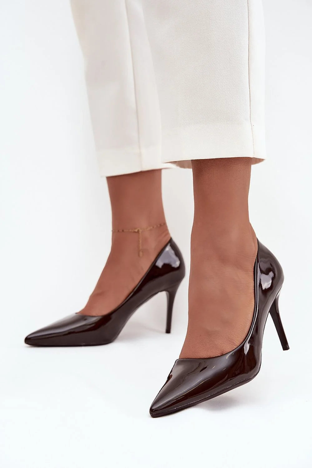 escarpins femme simili cuir verni noir brillant bout pointu talon aiguille stiletto élancé intemporel élégant polyvalent bureau soirée silhouette sculptée