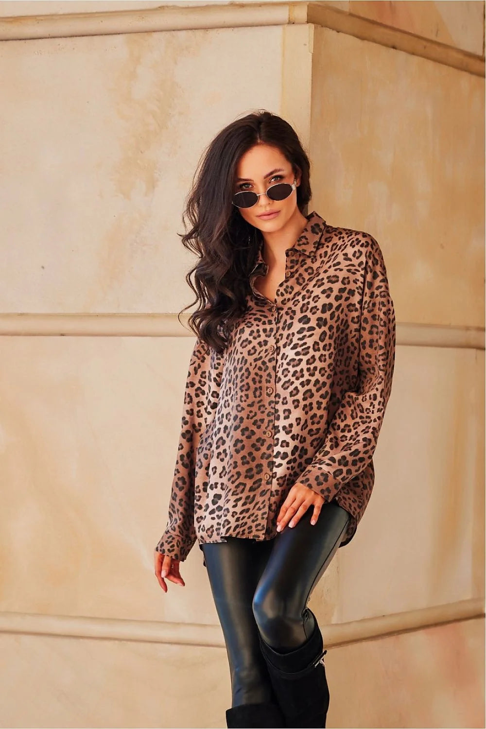 chemise manches longues imprimé léopard oversize beige noir tissu fluide satiné coupe ample tombé drapé col classique boutons ton hanches