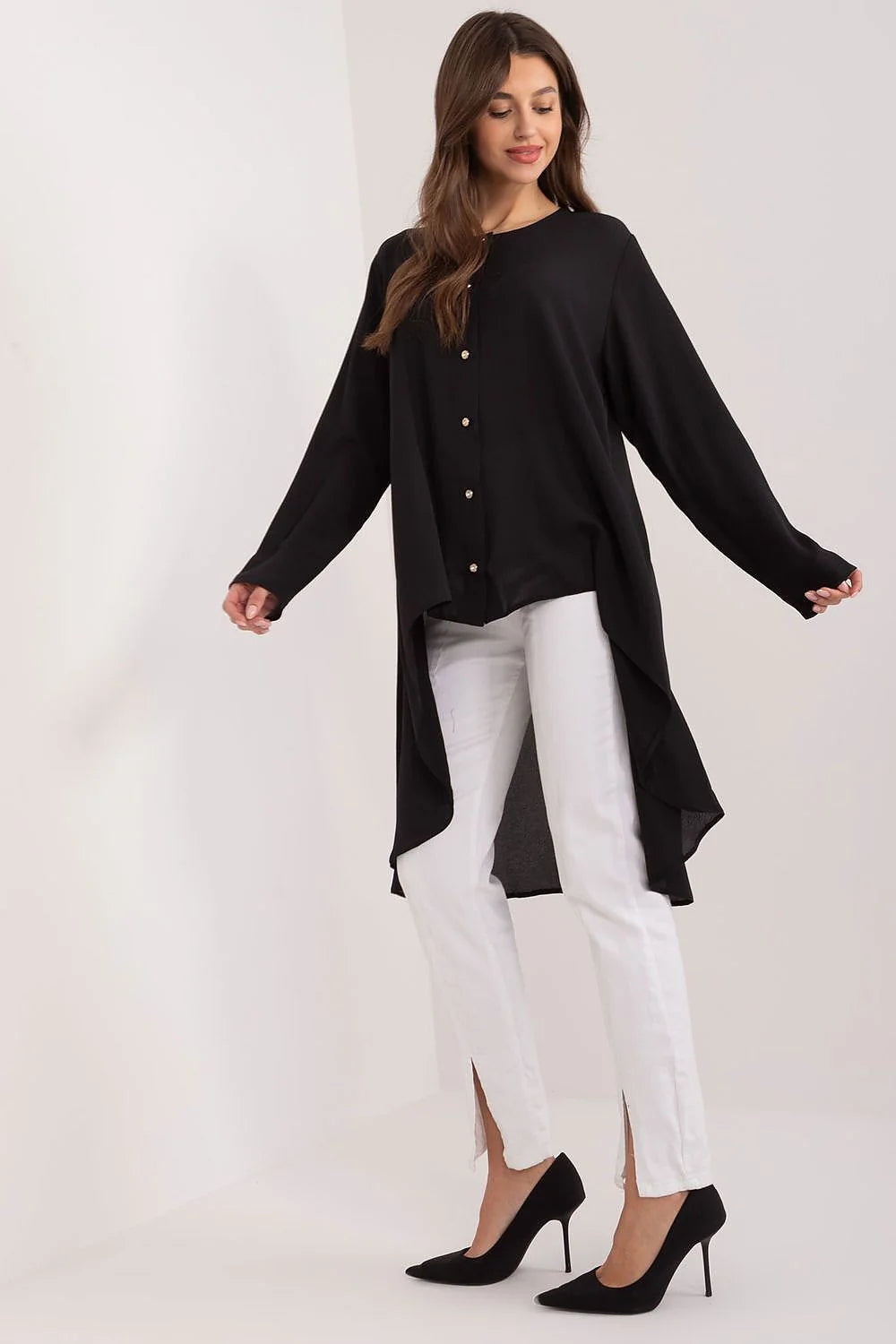 Ensemble vêtements femme tunique longue asymétrique noire pantalon blanc slim fit fente cheville matériau doux occasion semi-formelle