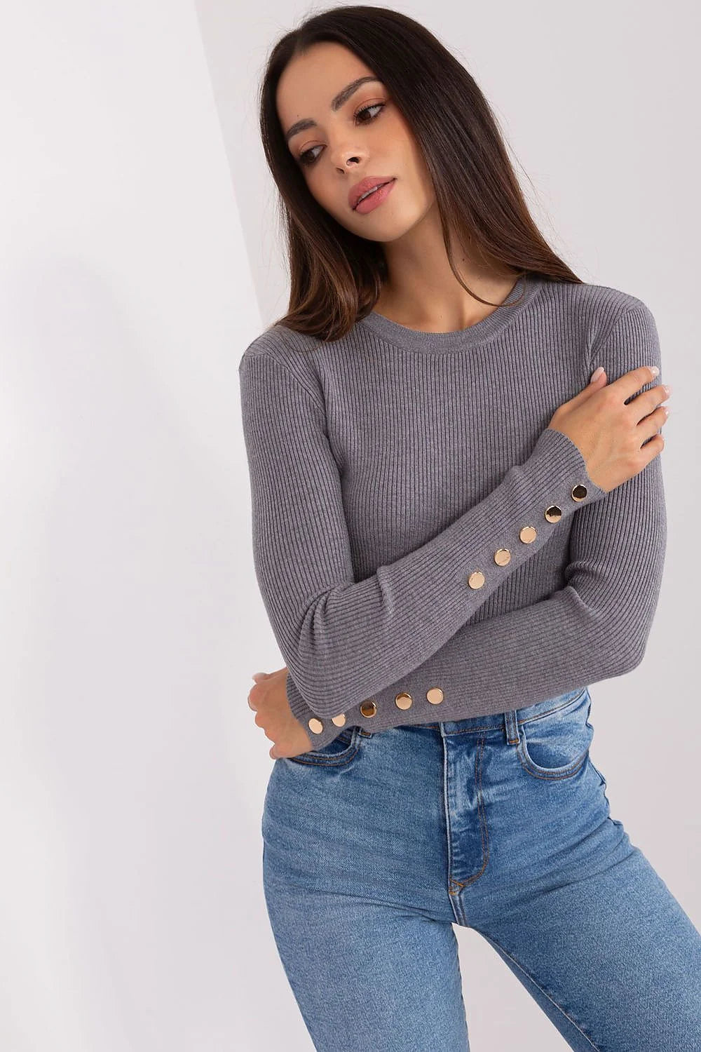 Pull féminin tricot côtelé gris sobre manches longues détails métalliques ajusté épuré mode automne/hiver