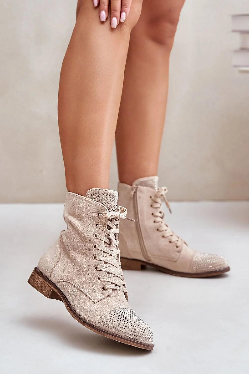 Bottes féminines élégantes en suédine écologique avec zip latéral et strass métalliques couleur beige clair pour tenues casual et urbaines
