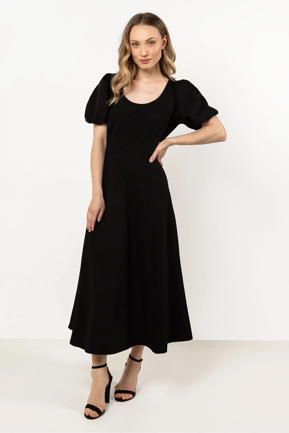 robe noire longue chevilles manches courtes ballon évasée taille marquée encolure ronde polyester viscose élasthanne fluide minimaliste sophistiquée