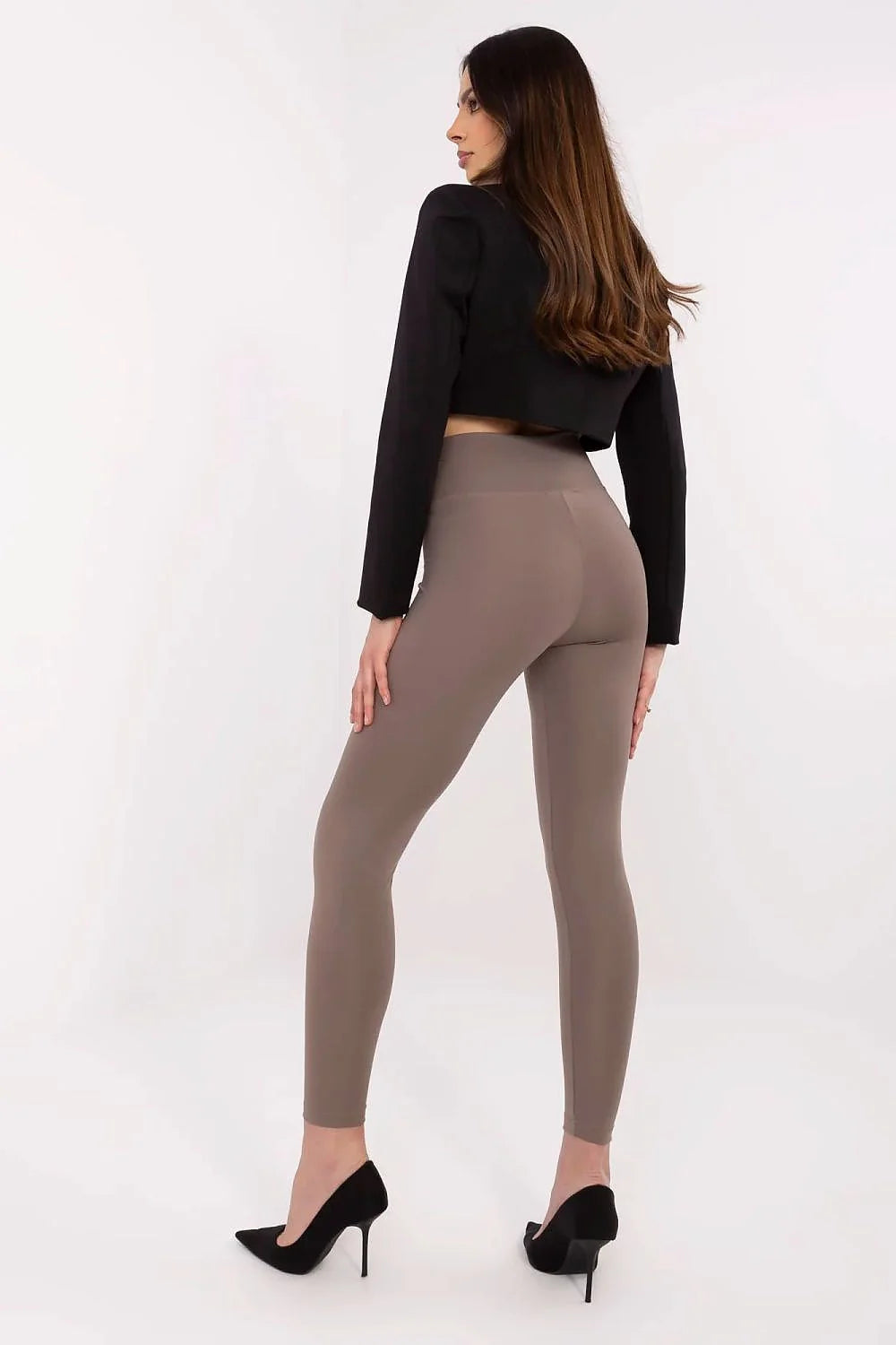 Blazer cropped noire et leggings taille haute taupe moulants modernes pour femme élégance sophistiquée soirée occasion