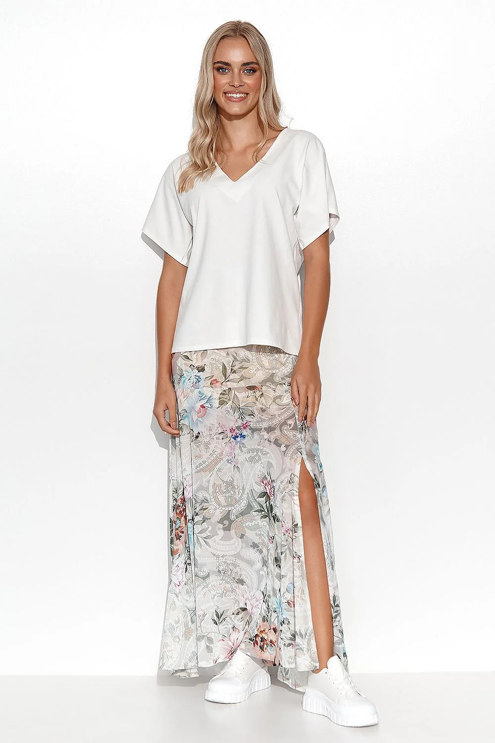 Chemisier Makadamia Blouse Femme Design Minimaliste Élégant Tissu Léger Manches Courtes Encolure en V Blanc Polyvalent Mode