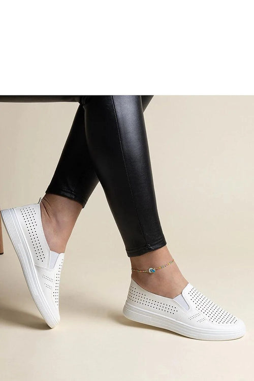 baskets blanches slipon perforées similicuir respirantes élastiques latéraux plateforme caoutchouc antidérapante légère confortable minimaliste moderne jeunesse tendance silhouette épurée