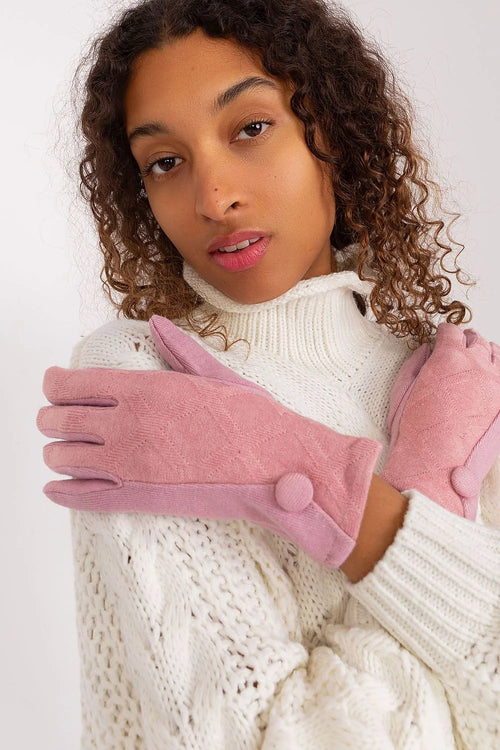 gants suédine rose poudré matelassé losangé passepoilée bouton décoratif ajustés pull maille torsadée crème col roulé laine côtelée cosy élégant