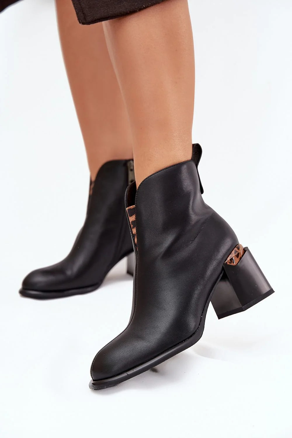 bottines femme vinceza noir cuir lisse talon carré mihaut bout arrondi découpe asymétrique western empiècements élastiques imprimé léopard