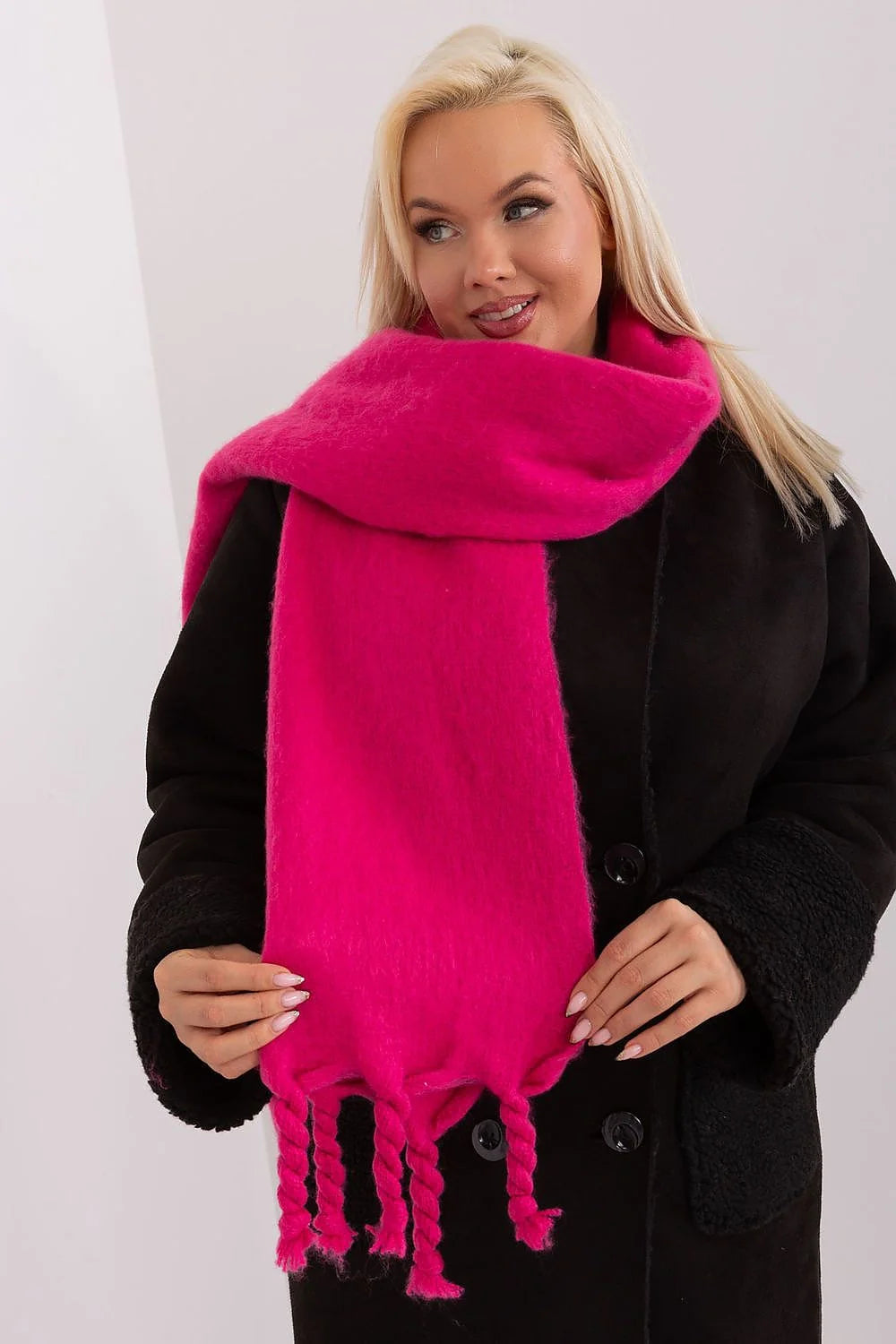 Écharpe pour femme moderne audacieuse couleur fuchsia vif texture douce mohair longueur généreuse franges torsadées style hivernal