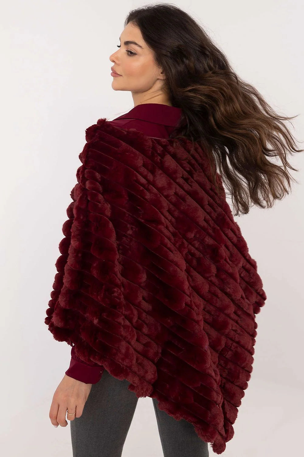 Poncho femme élégant ample fourrure synthétique motif diagonale bordeaux profond coupe drapée moderne style chic décontracté