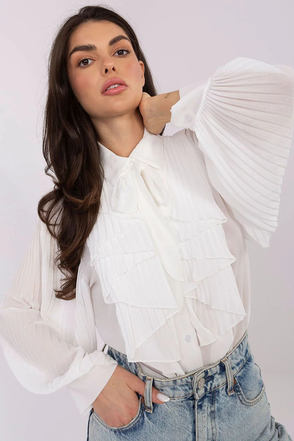 chemise blanche mousseline plissée semi transparente col lavallière noué plastron plissé nœud avant manches longues bouffantes boutonnée volants superposés fluide