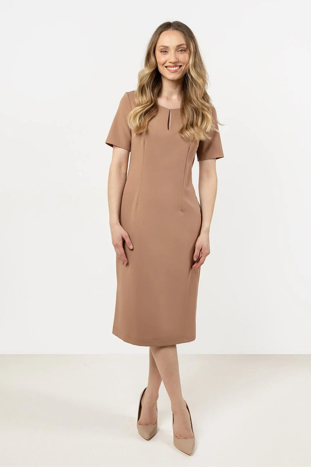 Robe élégante pour femme en tissu de qualité, coupe droite, encolure carrée, manches courtes, couleur beige, polyvalente pour travail et soirées