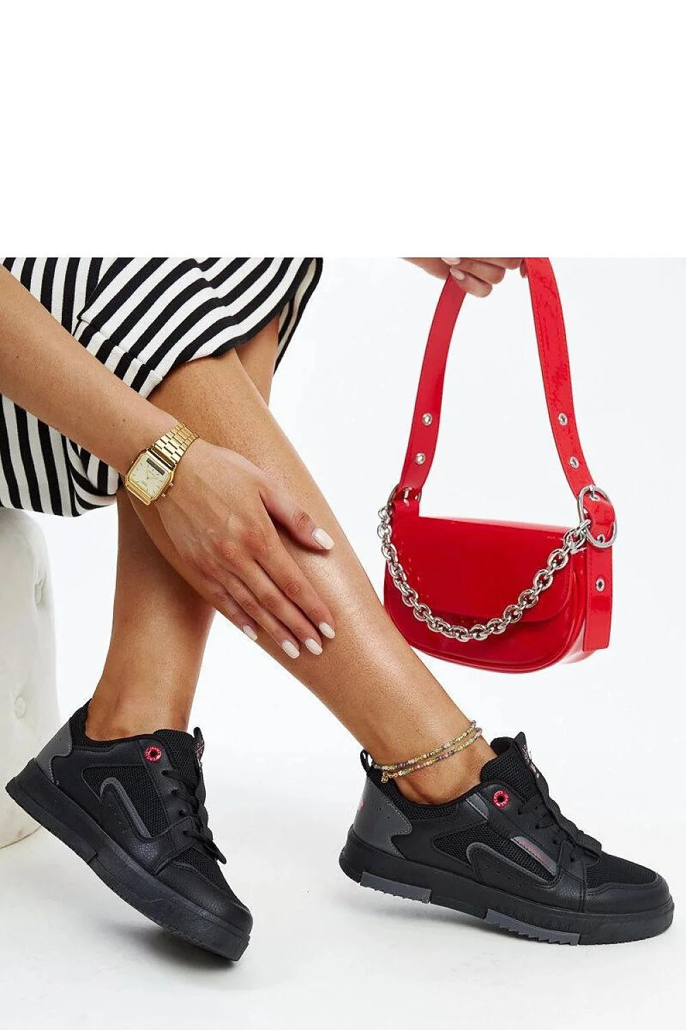 Baskets modernes pour femmes, design urbain, cuir synthétique, semelle caoutchouc, confort, style sportif, look décontracté, mode, qualité, occasions multiples, baskets basses, lacets noirs, logo rouge, finitions soignées