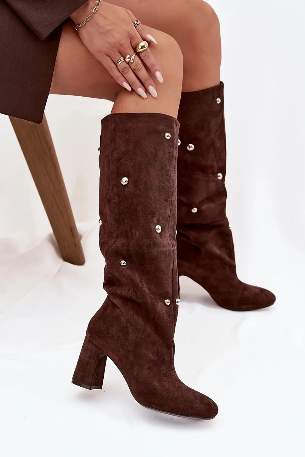 bottes femme hautes suédé marron chocolat bout arrondi talon colonne stable doublure fourrure synthétique ornements clous ronds argentés