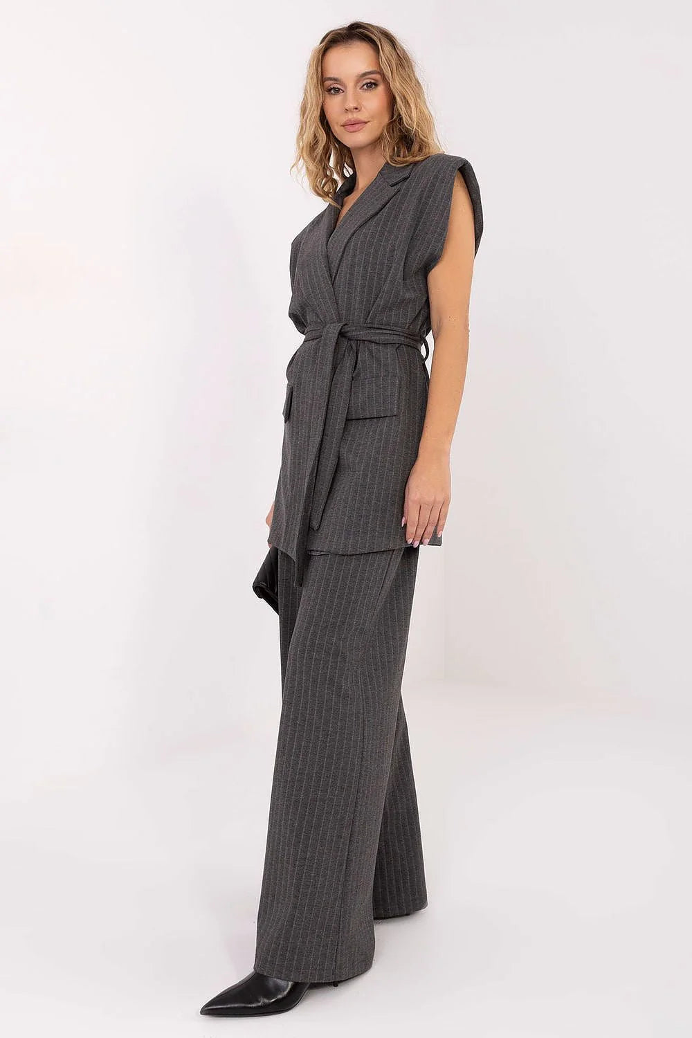 gilet blazer femme tailleur ceinturé sans manches gris anthracite fines rayures verticales épaules structurées poches rabat