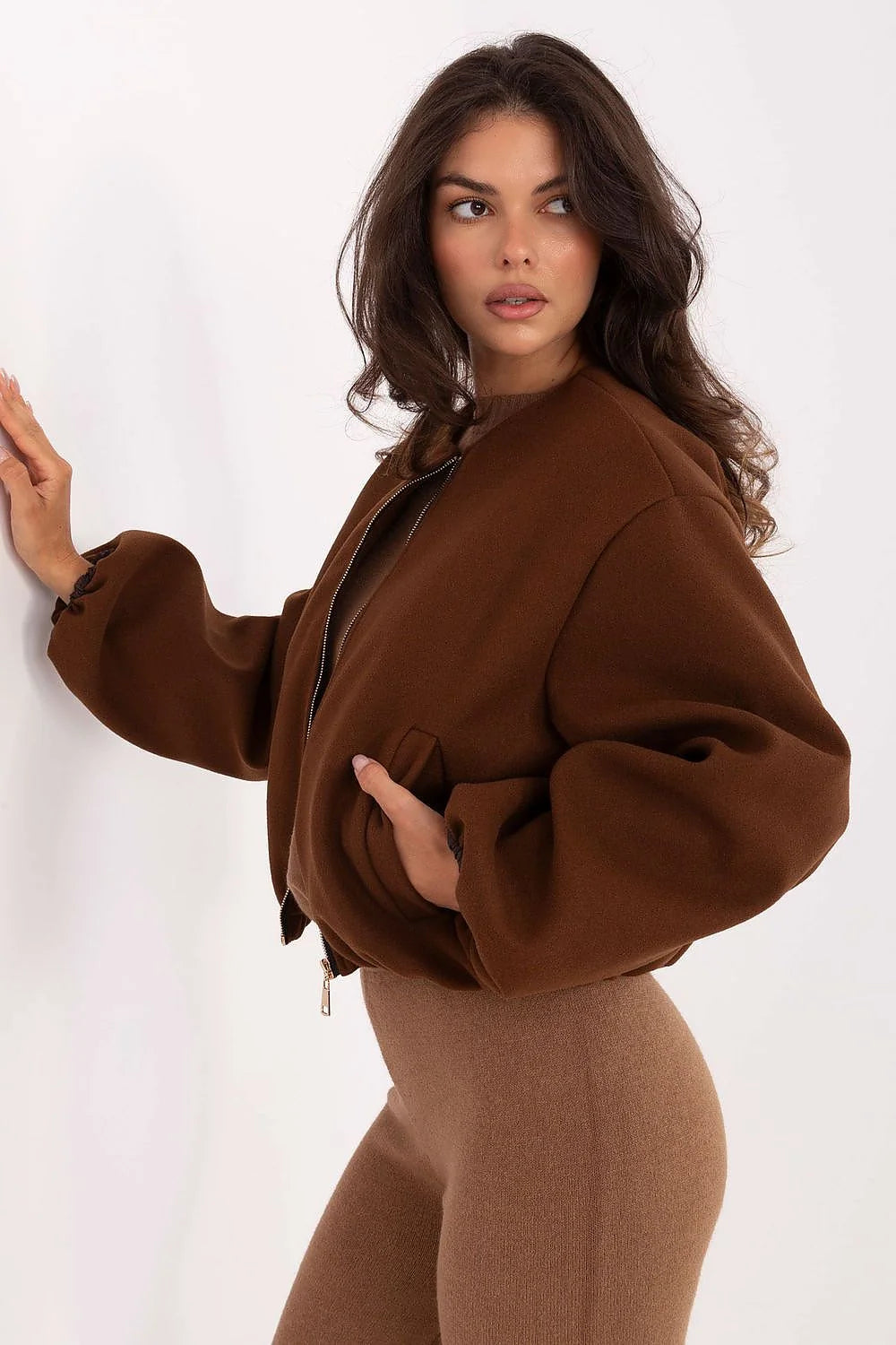veste bomber courte zippée cropped oversize marron chocolat manches bouffantes col rond matière épaisse structurée ourlet poignets élastiqués
