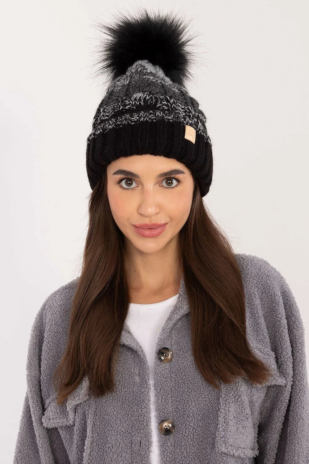 Bonnet d'hiver pour femmes en tricot chic pompon en fausse fourrure noir motif chiné coupe ajustée style classique moderne