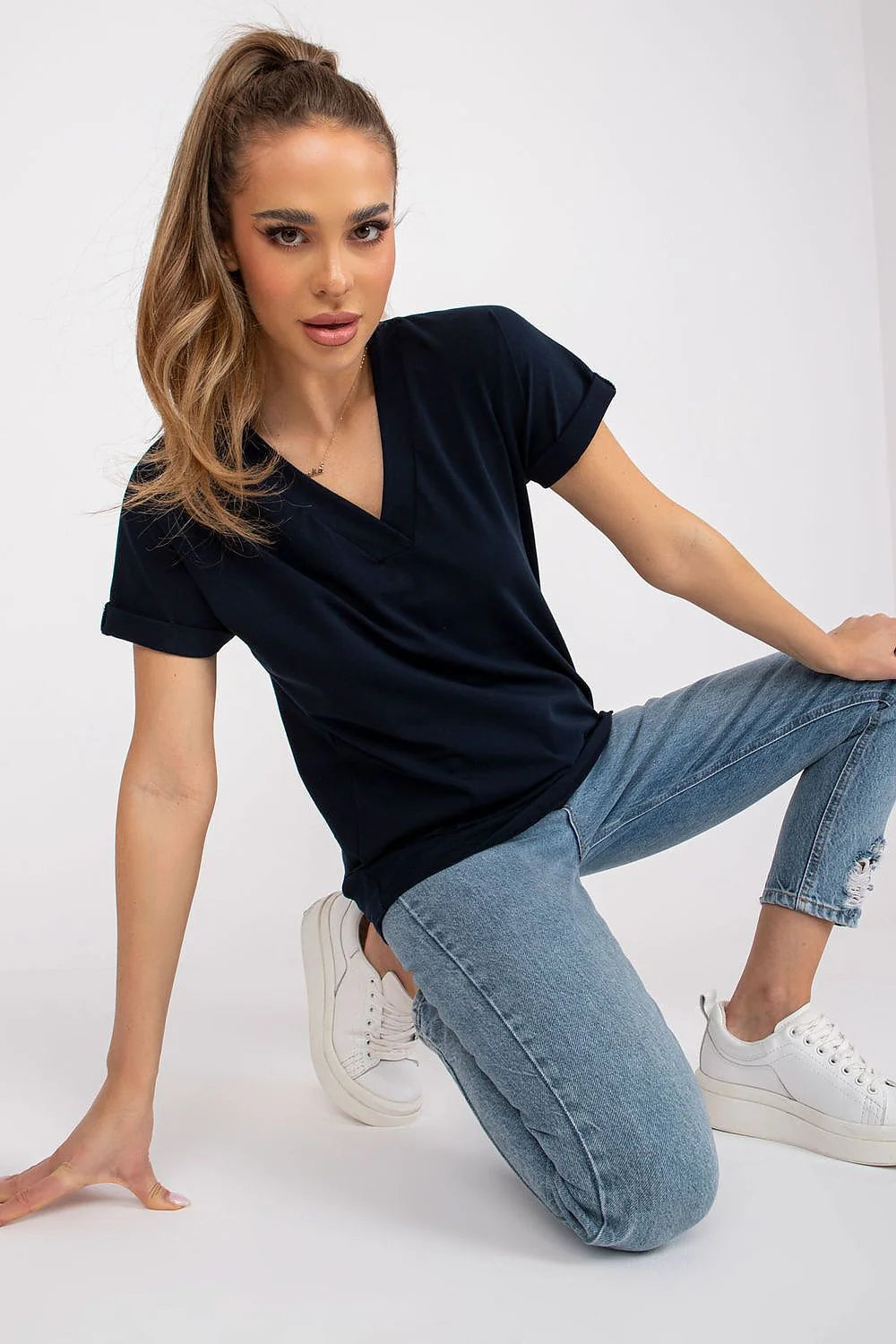 Outfit Casual Chic T-shirt Beige Denim Jeans Straight Cut Women Cotton Elastane Blend Blue Wash