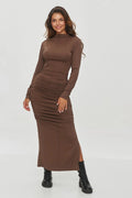 robe longue marron chocolat moulante manches longues col roulé taille haute ajustée fronces hanches fente latérale jersey extensible confortable élégante