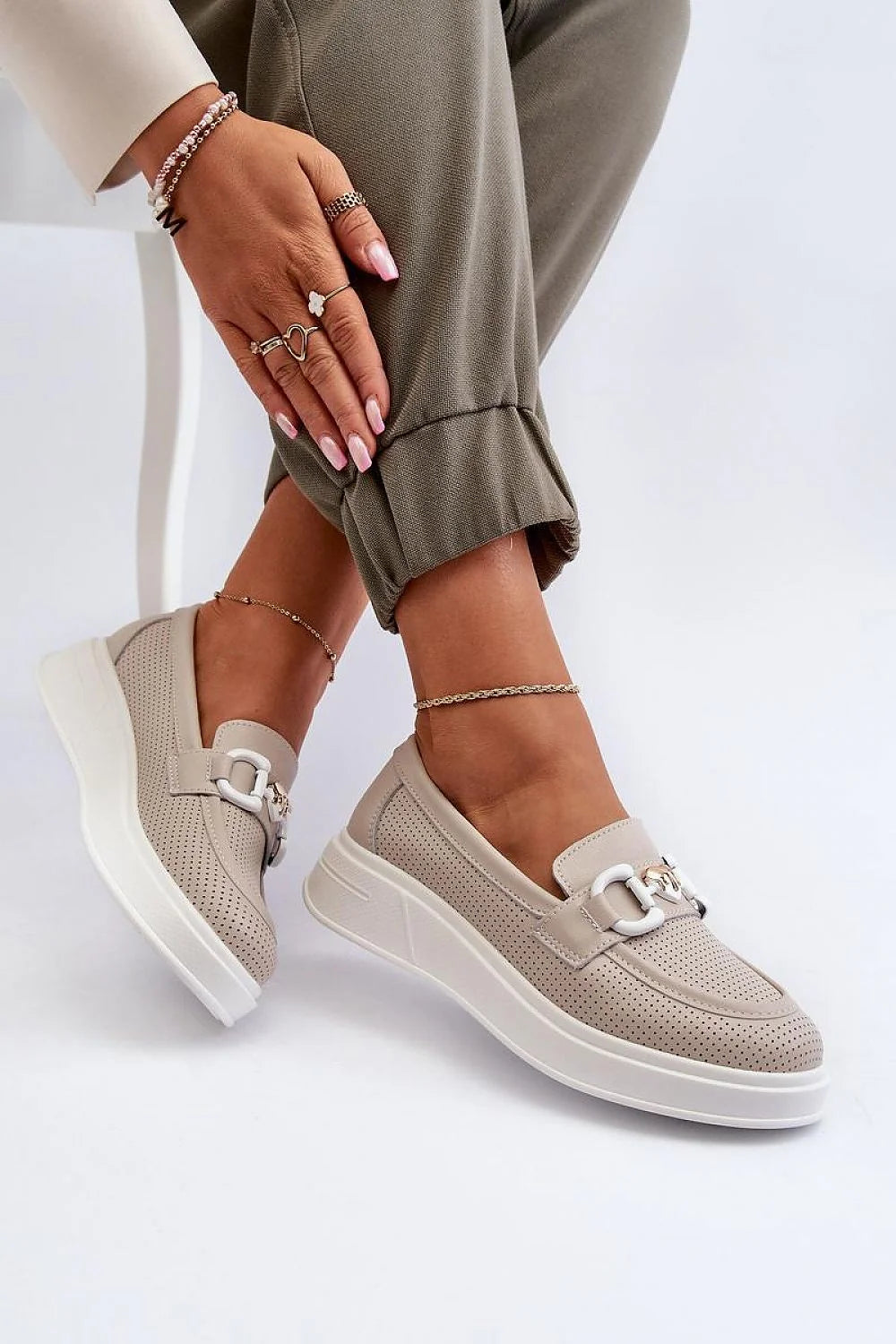 Moccasins pour femmes style élégant beige clair cuir synthétique perforé semelle épaisse blanche bride métallique dorée coupe basse durabilité confort