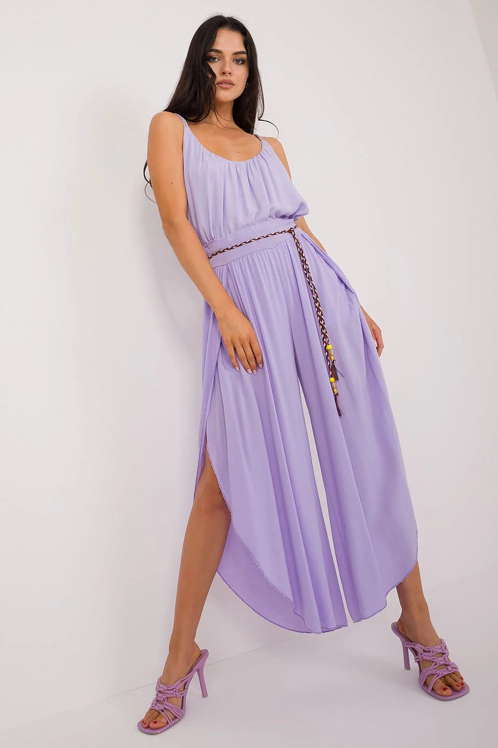 Combishort féminin élégant estival couleur lavande tissu fluide bretelles fines ceinture tressée jambes larges fentes ourlets délicats
