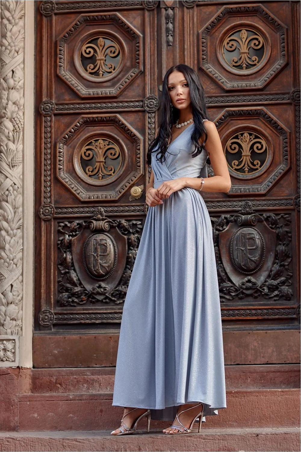 Robe de soirée élégante longue manches courtes dos nu cache-cœur bleu pâle shimmer femme