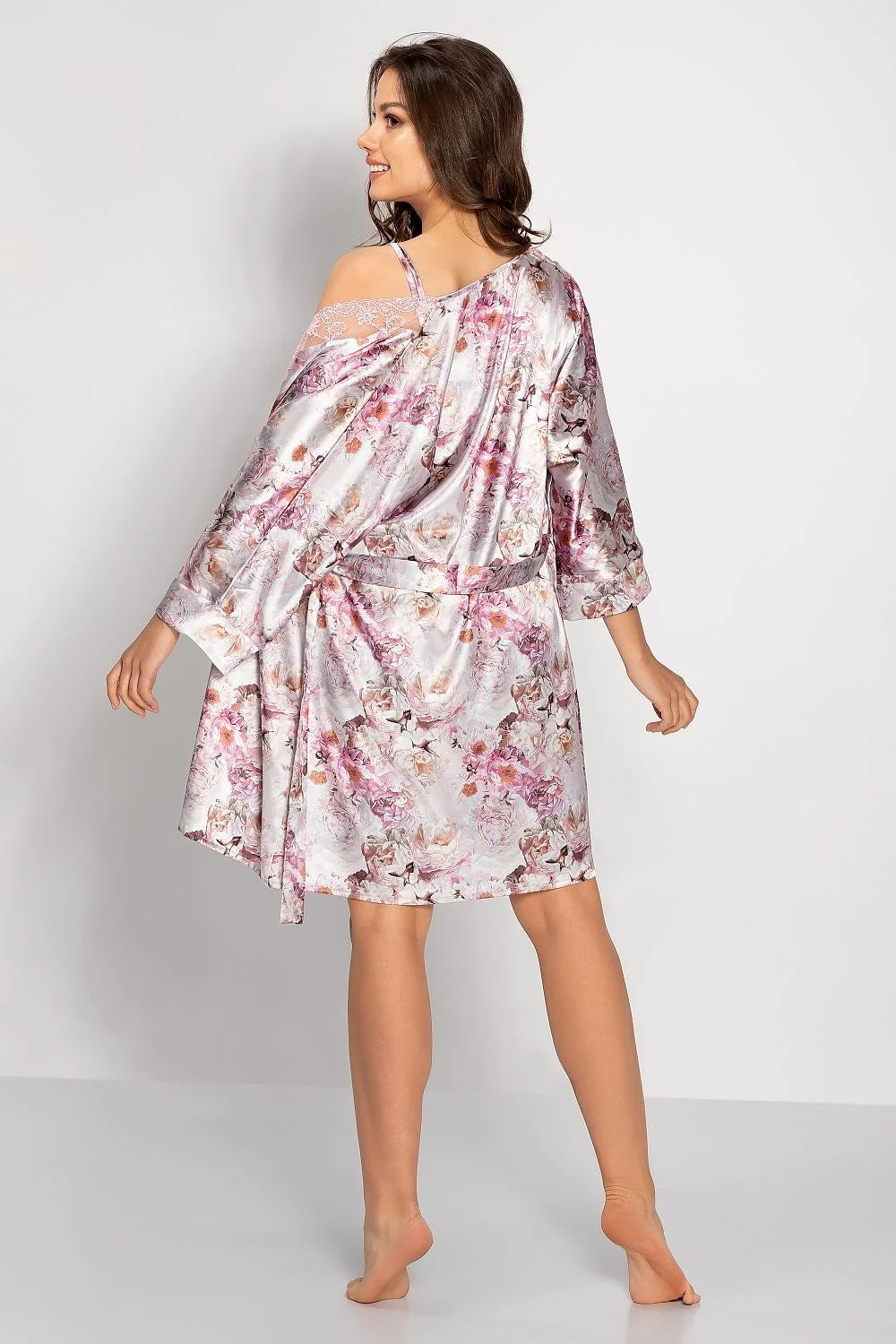 Robe de chambre féminine élégante courte satin soyeux motif floral col V manches longues ceinture incluse couleur beige taille ajustable