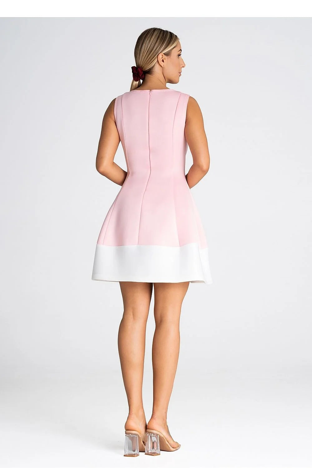 Robe de cocktail élégante sans manches col rond tissu lisse silhouette trapèze bande blanche couleur rose pâle portée summer femme mode