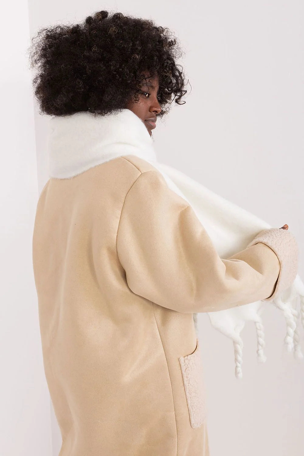 Manteau élégant pour femme longueur maxi en suède synthétique avec écharpe fourrure blanche franges torsadées mode hiver